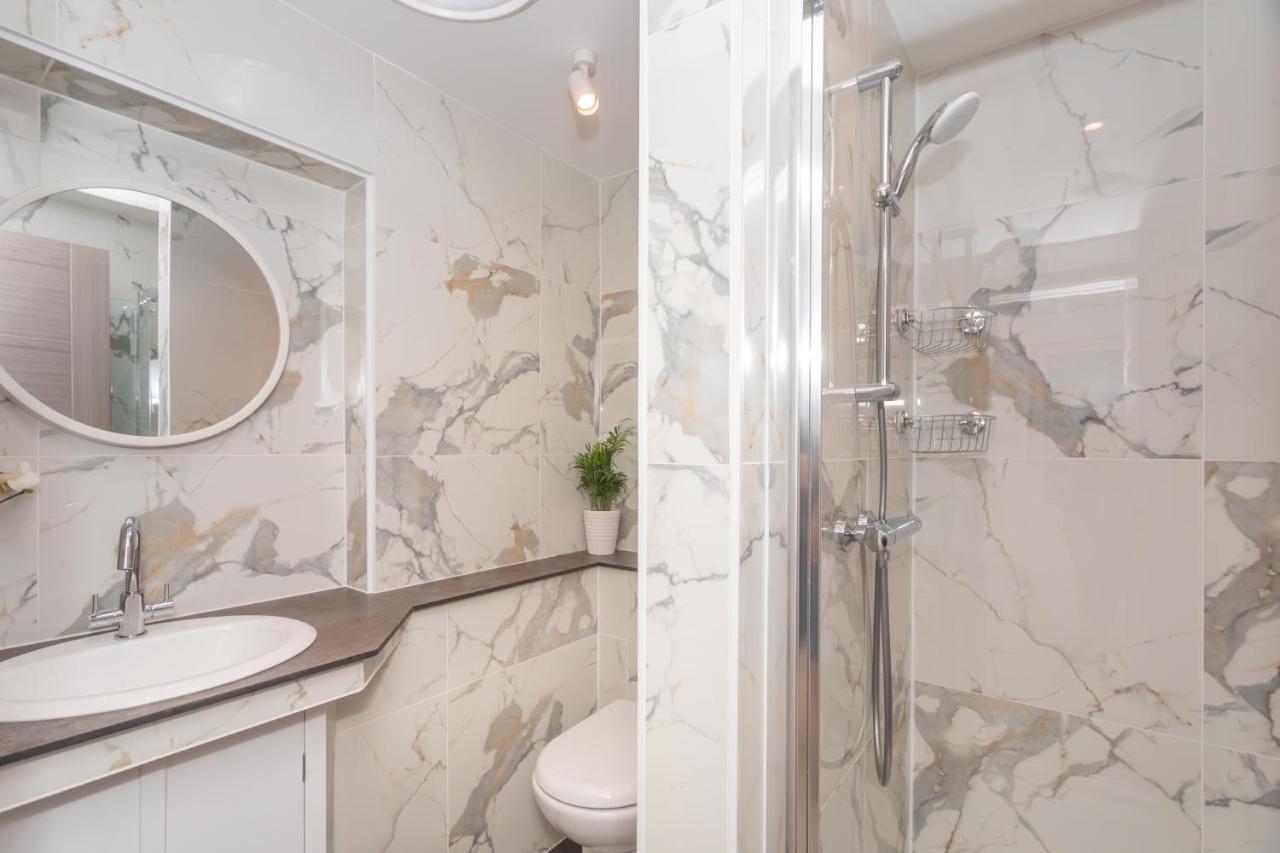 The Blue Door Apartment Bath Bagian luar foto